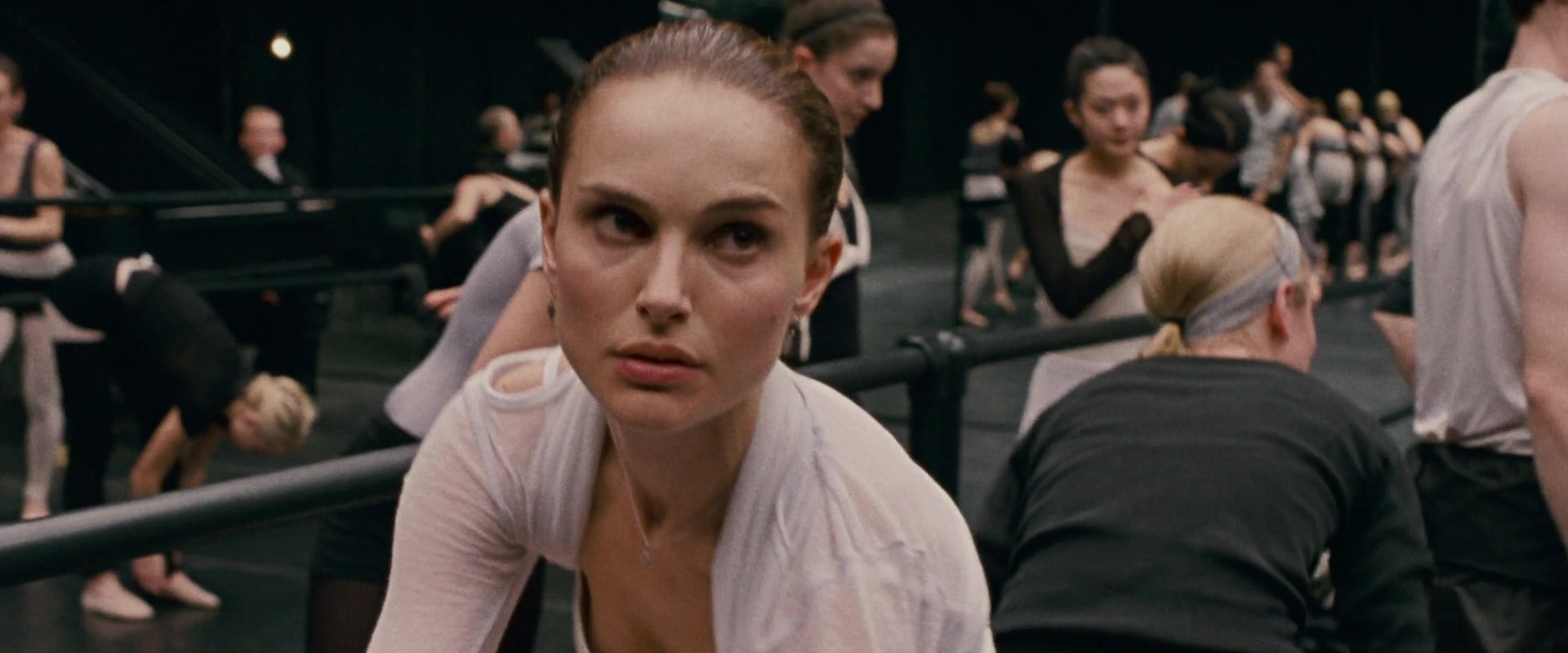 Black swan фф. Чёрный лебедь 1990. Чёрный лебедь фильм 2010 Бенджамин Монпелье. Натали Портман в черном лебеде на рояле. Чёрный лебедь фильм 2010 субтитры.