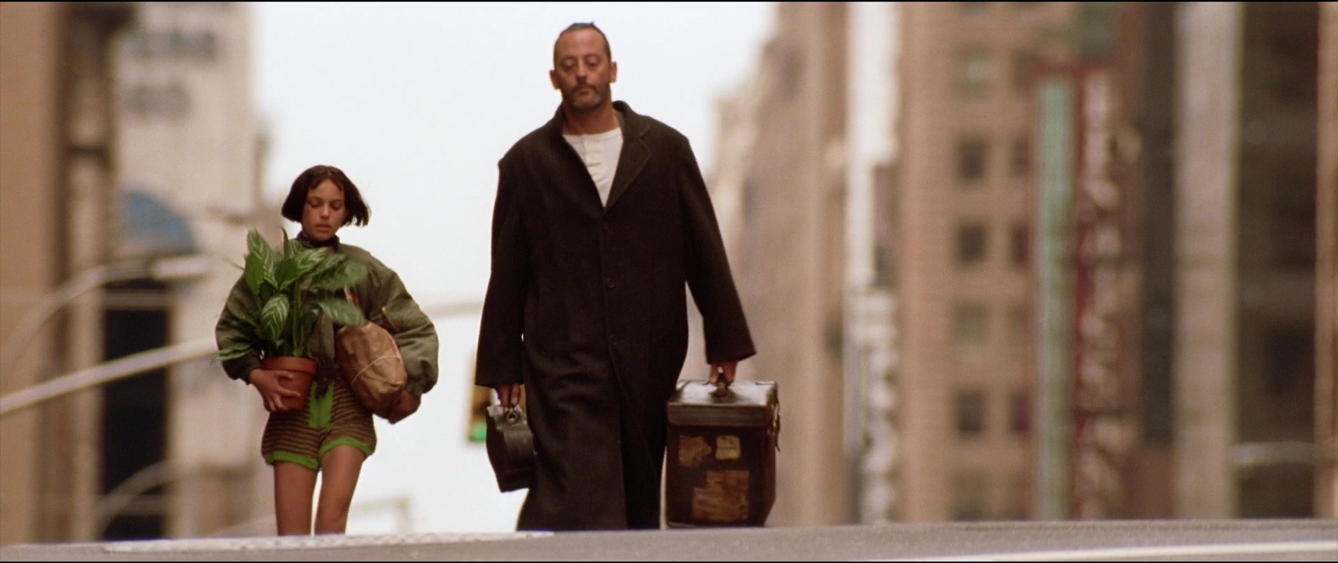 Léon: The Professional Screencap | Fancaps