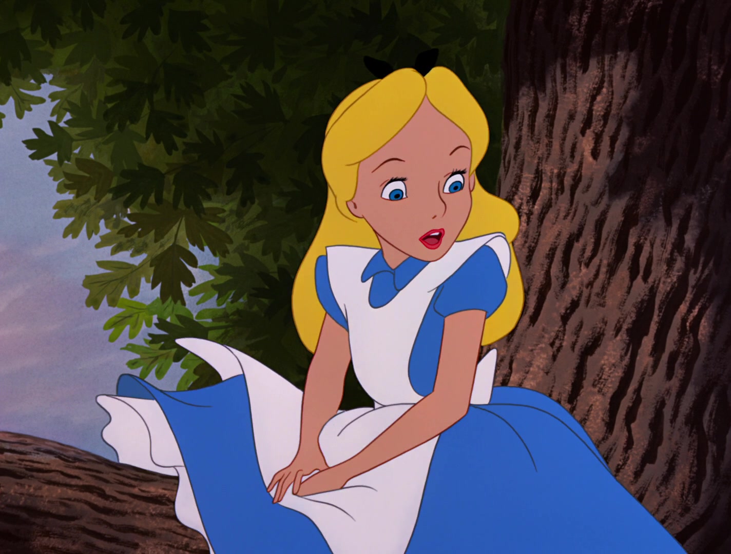 Алиса заметила. Алиса в стране чудес 1951 Алиса. Алиса Дисней 1951. Алиса Дисней.
